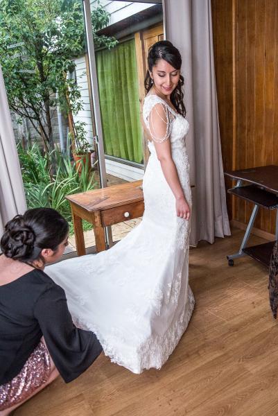 Javiera Flores con su Vestido de novia tropeta con escote semi corazón